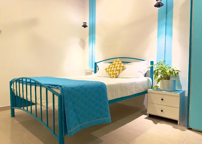 Locomo Hostel Express - Stay Work Eat Mumbai